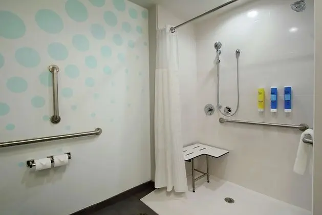 Oda, 1 En Büyük (King) Boy Yatak, Engellilere Uygun (Mobility & Hearing, Roll-in Shower)