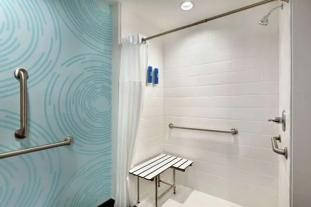 Oda, 1 En Büyük (King) Boy Yatak, Engellilere Uygun (Hearing & Roll-in Shower)