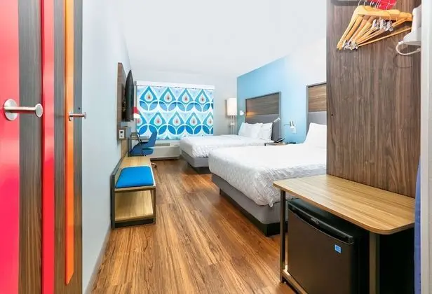 Oda, 2 Büyük (Queen) Boy Yatak, Engellilere Uygun, Küvet (Roll-In Shower, Mobility & Hearing)