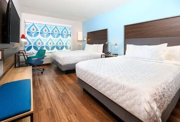 Oda, 2 Büyük (Queen) Boy Yatak, Engellilere Uygun, Küvet (Roll-In Shower, Mobility & Hearing)