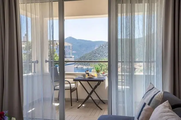 Corner Suite, Kara veya Havuz Manzaralı
