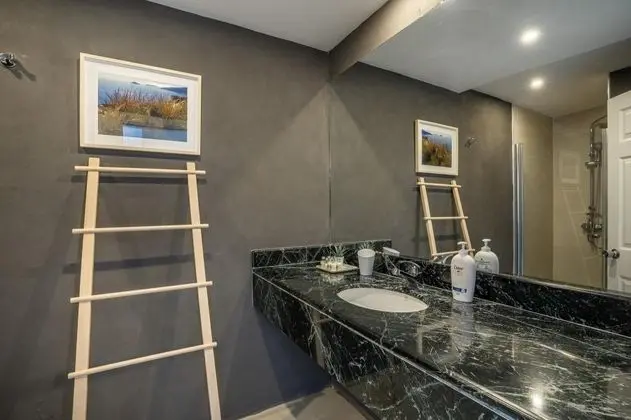 Corner Suite, Kara veya Havuz Manzaralı