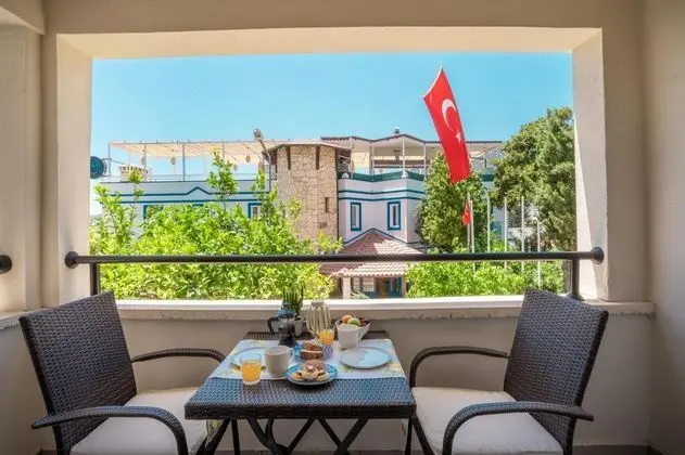 Suite, Kara ve Havuz Manzaralı