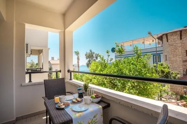 Suite, Kara ve Havuz Manzaralı