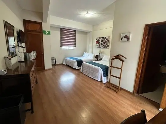 Tek Büyük Yataklı Oda, 2 Çift Kişilik Yatak