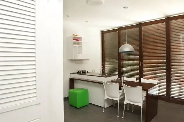 Süit, Küçük Mutfak (room opens to garden)
