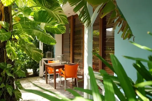 Süit, Küçük Mutfak (room opens to garden)