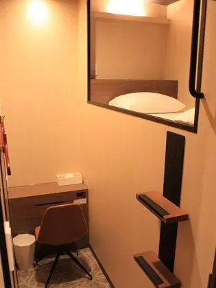 Kulübe, Sadece erkekler için, Sigara İçilmez, Ortak Banyo
