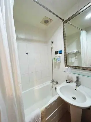 Gallery Dört Kişilik Oda, 2 Çift Kişilik Yatak, Küvet, Şehir Manzaralı