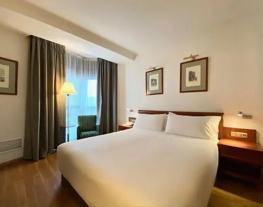 Büyük Yataklı Tek Kişilik Oda