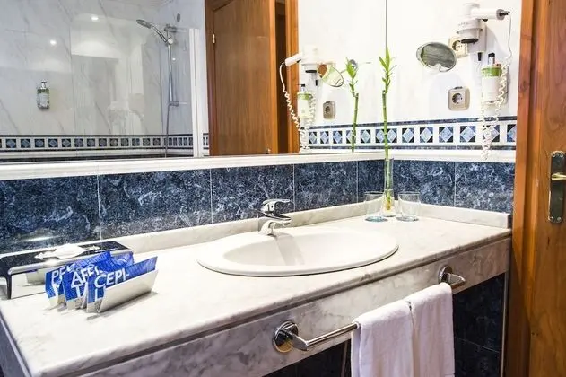 Büyük Yataklı Tek Kişilik Oda