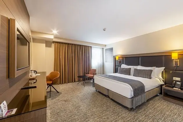 Deluxe Room, 1 King Bed, Non Smoking, Corner