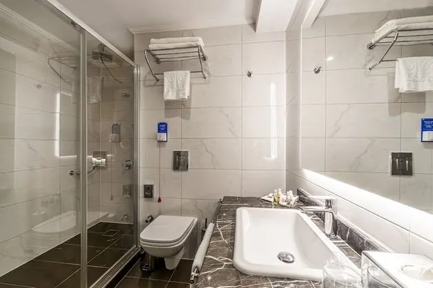 Deluxe Room, 1 King Bed, Non Smoking, Corner