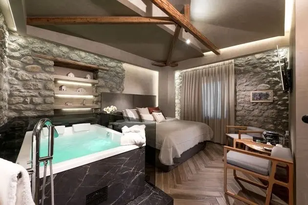 The Stone Room with Hot Tub