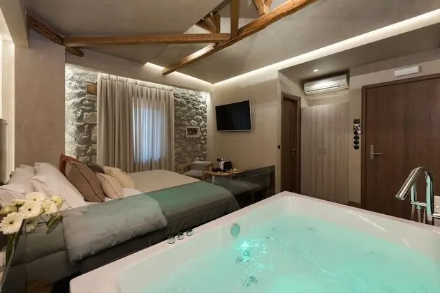 The Stone Room with Hot Tub