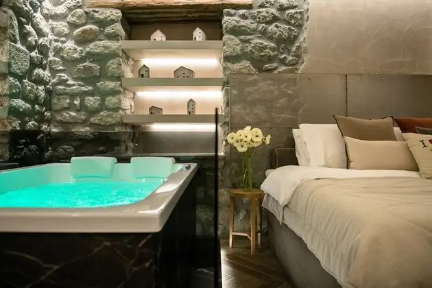 The Stone Room with Hot Tub