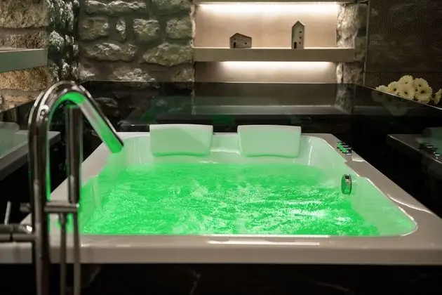 The Stone Room with Hot Tub