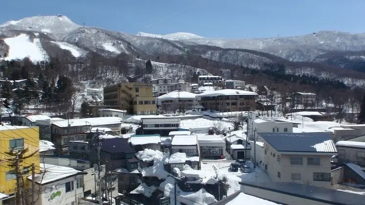 Economy Oda, Sigara İçilmez, Dağ Manzaralı (Run of House with toilet and sink)