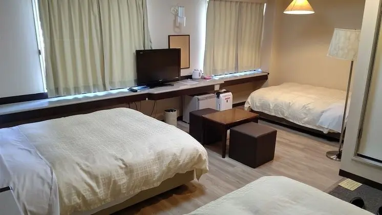 Family Oda, Sigara İçilebilir (1 Queen Size Bed + 2 Semi Double Beds)