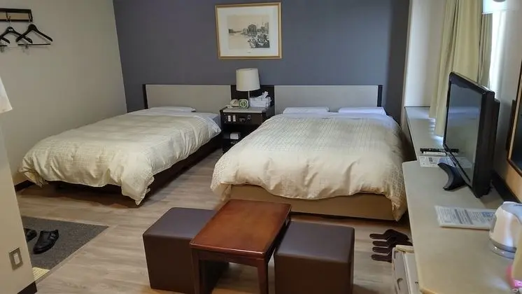 Family Oda, Sigara İçilebilir (1 Queen Size Bed + 2 Semi Double Beds)