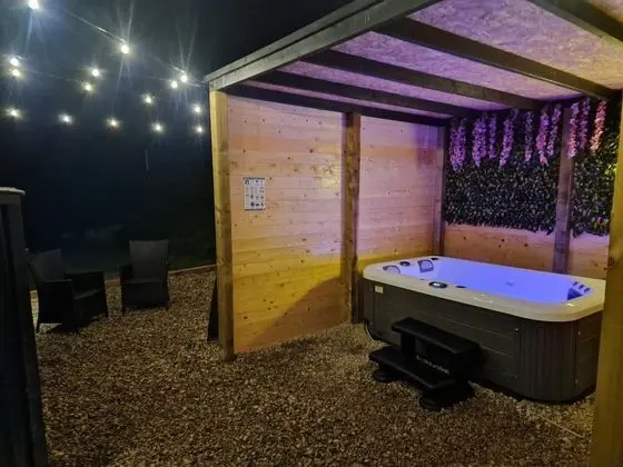 Luxury Apart Daire, Banyolu/Duşlu (Private Hot Tub)