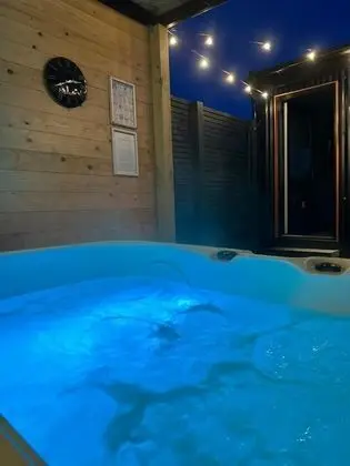 Luxury Apart Daire, Banyolu/Duşlu (WILLOW Private Hot Tub )