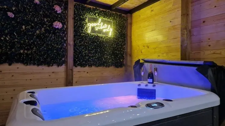 Luxury Apart Daire, Banyolu/Duşlu (WILLOW Private Hot Tub )