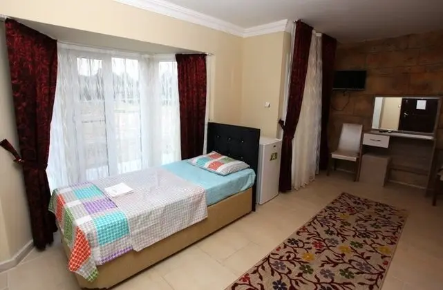 Triple, Bahçe Manzaralı