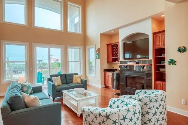 Ev (Tucker’s Hideaway at Seagate)
