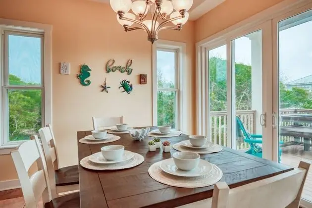 Ev (Tucker’s Hideaway at Seagate)