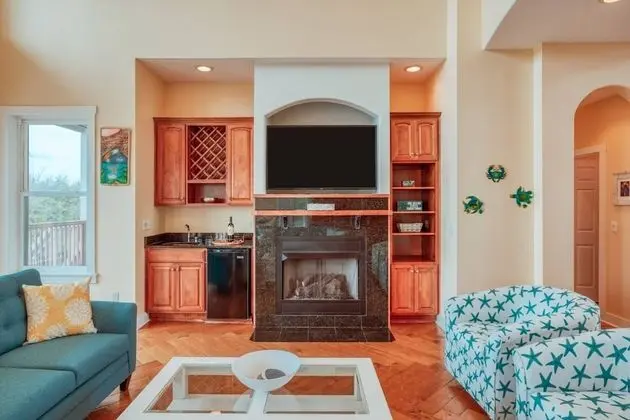Ev (Tucker’s Hideaway at Seagate)
