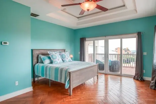 Ev (Tucker’s Hideaway at Seagate)