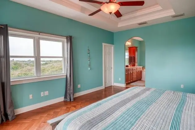 Ev (Tucker’s Hideaway at Seagate)
