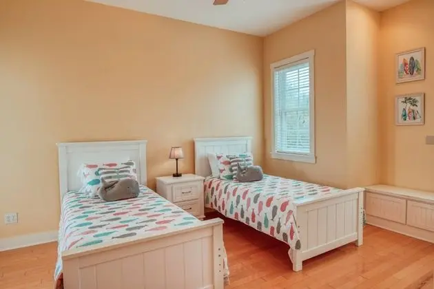 Ev (Tucker’s Hideaway at Seagate)