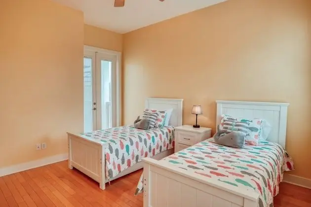 Ev (Tucker’s Hideaway at Seagate)