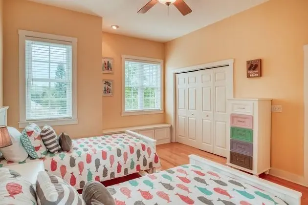 Ev (Tucker’s Hideaway at Seagate)