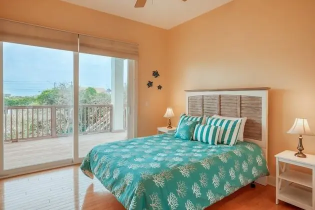 Ev (Tucker’s Hideaway at Seagate)