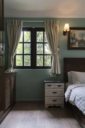 Deluxe Tek Büyük Yataklı Oda, Balkon, Bahçe Manzaralı