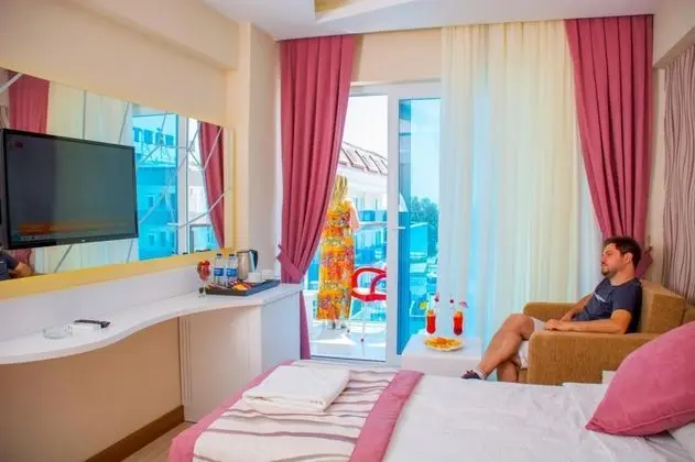 Aile Odası, Kısmı Deniz veya Havuz Manzaralı