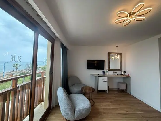 https://images.etstur.com/imgproxy/resize/2560x1440/files/images/hotelImages/etsrooms/439/TUI_BLUE_Angora_Beach_20250424123212_4.jpeg