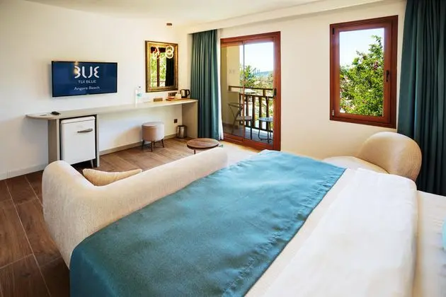 https://images.etstur.com/imgproxy/resize/2560x1440/files/images/hotelImages/etsrooms/439/TUI_BLUE_Angora_Beach_20250521173716_4.jpg