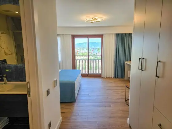 https://images.etstur.com/imgproxy/resize/2560x1440/files/images/hotelImages/etsrooms/439/TUI_BLUE_Angora_Beach_Adult_Only__16_20260119092339_0.jpg