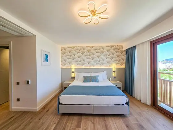 https://images.etstur.com/imgproxy/resize/2560x1440/files/images/hotelImages/etsrooms/439/TUI_BLUE_Angora_Beach_Adult_Only__16_20260119092340_1.jpg