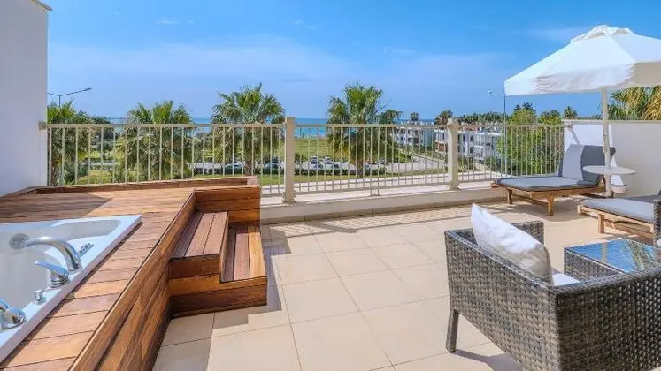 https://images.etstur.com/imgproxy/resize/2560x1440/files/images/hotelImages/etsrooms/3/Tui_Blue_Barut_Andiz_Adult_Only_20260122170216_2.jpg