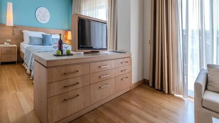 Junior Suite, Havuz veya Bahçe Manzaralı, Jakuzili ve Balkonlu