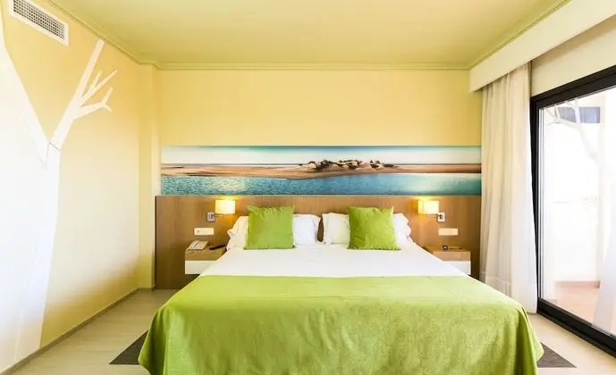 Club Tek Büyük Yataklı Oda