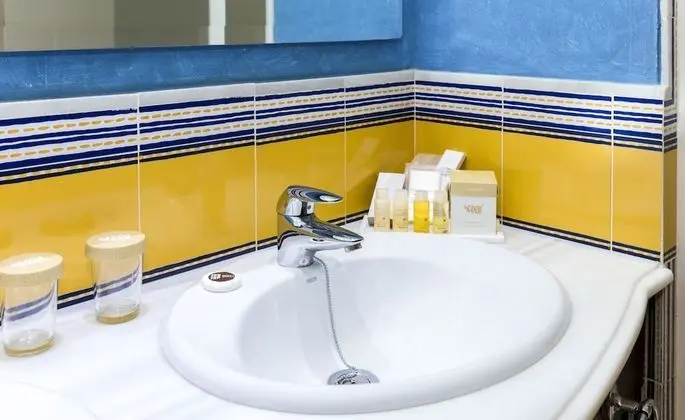 Club Tek Büyük Yataklı Oda