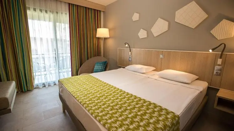 https://images.etstur.com/imgproxy/resize/2560x1440/files/images/hotelImages/etsrooms/630/TUI_BLUE_Palm_Garden_20251031115348_6.jpg