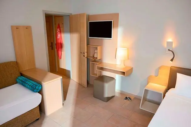 https://images.etstur.com/imgproxy/resize/2560x1440/files/images/hotelImages/etsrooms/630/TUI_BLUE_Palm_Garden_20251031115720_4.jpg