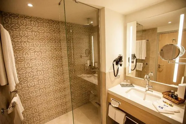 https://images.etstur.com/imgproxy/resize/2560x1440/files/images/hotelImages/etsrooms/630/TUI_BLUE_Palm_Garden_20251031115917_2.jpg
